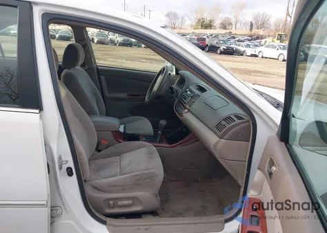 2002 Toyota Camry Xle z USA, uszkodzony, nr VIN 4T1BE32K92U030454